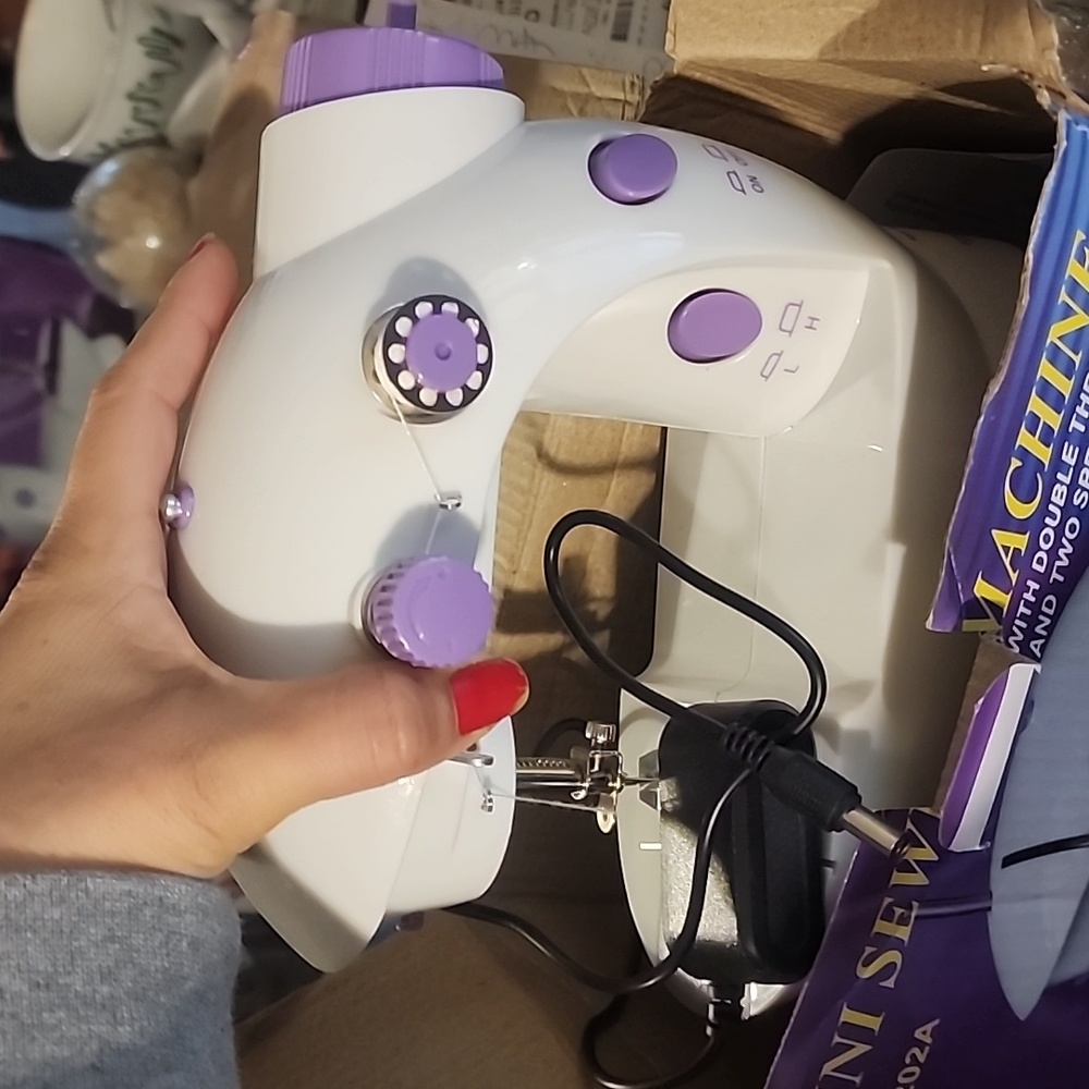 Mini Sewing Machine with Double Threads - Purple - Picture 5 of 5